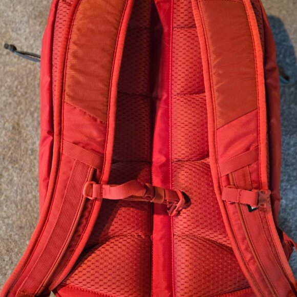 Thule Sweden EnRoute 18L Backpack Padded Sleeve with SafeEdge Technology - Picture 3 of 4